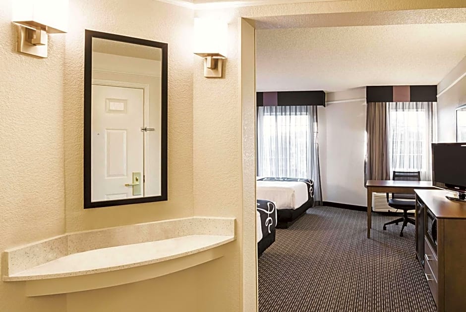 La Quinta Inn & Suites by Wyndham Fort Worth North