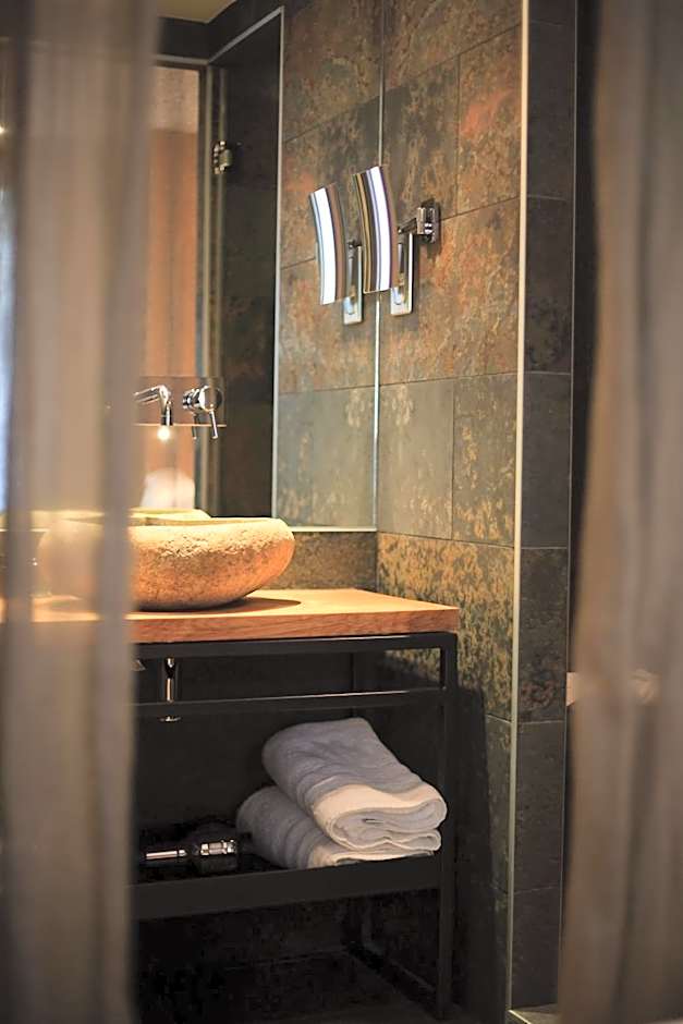 Hidden Hotel By Elegancia