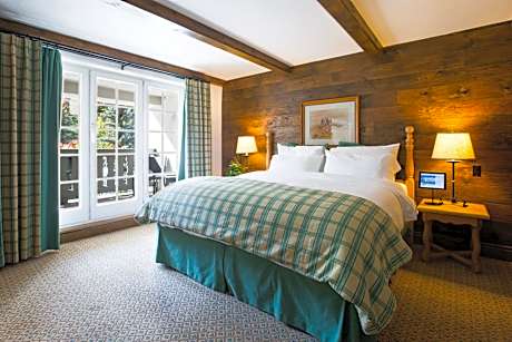 Golden Peak 2 Bedroom Suite 1 King & 2 Doubles Bi-Level