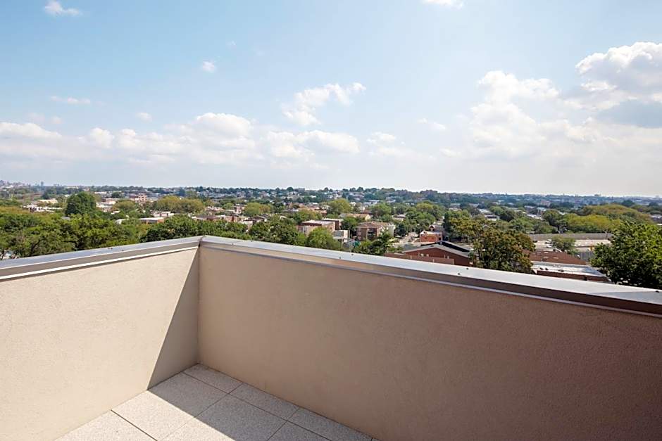 Holiday Inn Express & Suites Woodside LaGuardia Airport By IHG