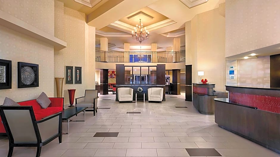 Holiday Inn Express & Suites Naples Downtown - 5th Avenue, an IHG Hotel