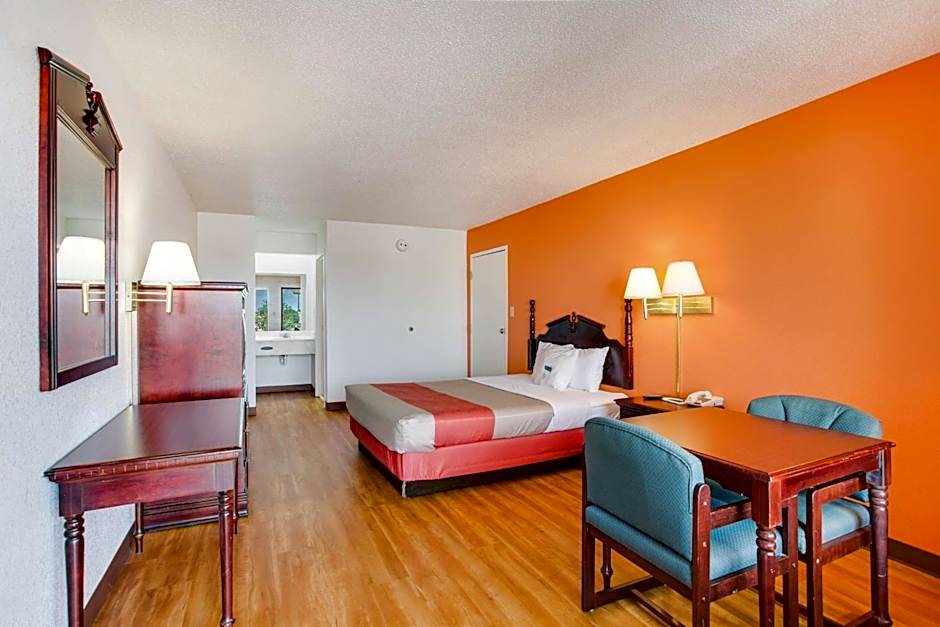 Motel 6-White House, TN