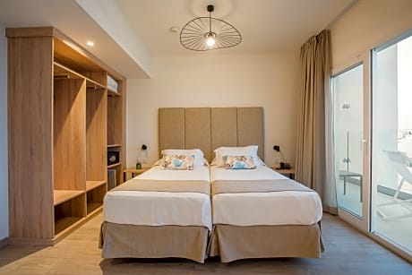 DOUBLE CAPACITY 2 ADULTS + 1 CHILD