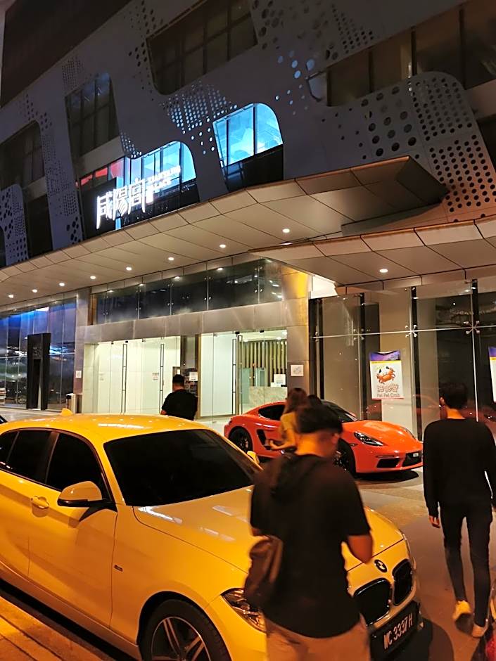 REVO at AURORA PLACE, Pavilion 2, 5 Minutes To AXIATA ARENA BUKIT JALIL FREE WIFI by De Harlequins Guesthouse