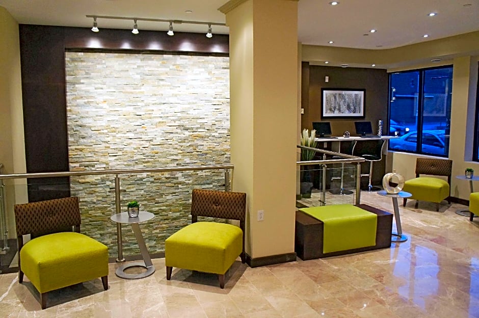 La Quinta Inn & Suites by Wyndham Oshawa
