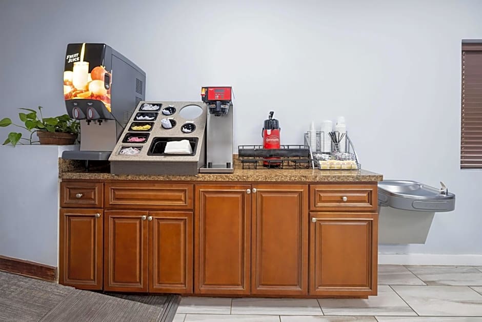 Super 8 by Wyndham Macon West