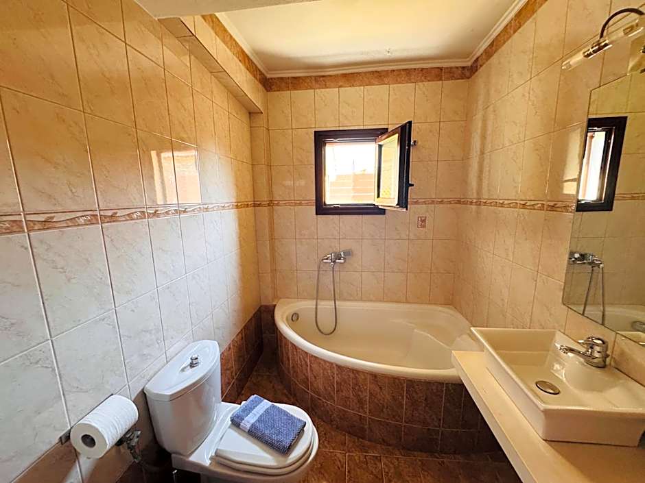 Anassa Deluxe Apartments & Studios