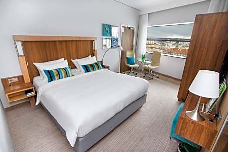 Guest room, 1 King, Courtyard view