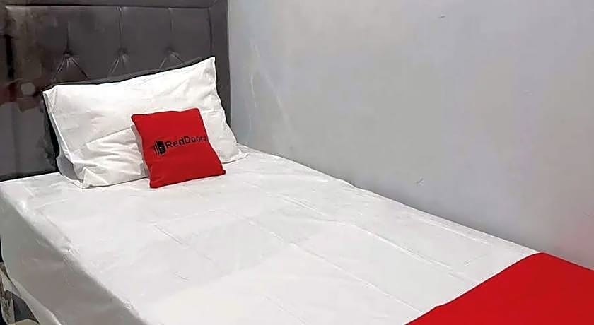 RedDoorz near Waterpark Citra Garden Medan