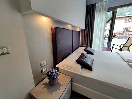 Deluxe Two-Bedroom Apartment with 3 Balconies, Lake View and Mountain View
