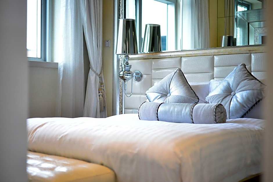 Photo 1 of 13 of Royale 1 Queen Bed Suite