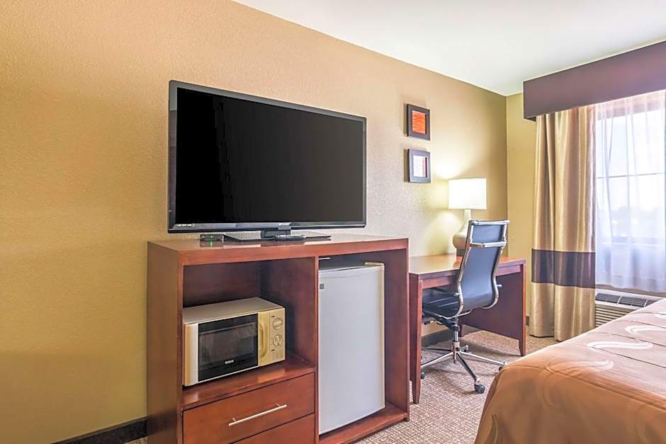 Quality Inn & Suites Salem near I-57