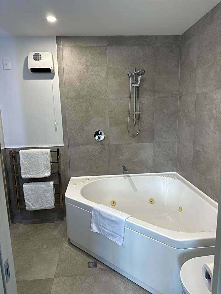 Baycourt Lakefront Motel