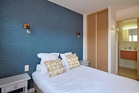 Standard Double Room with Balcony and Air Conditioning