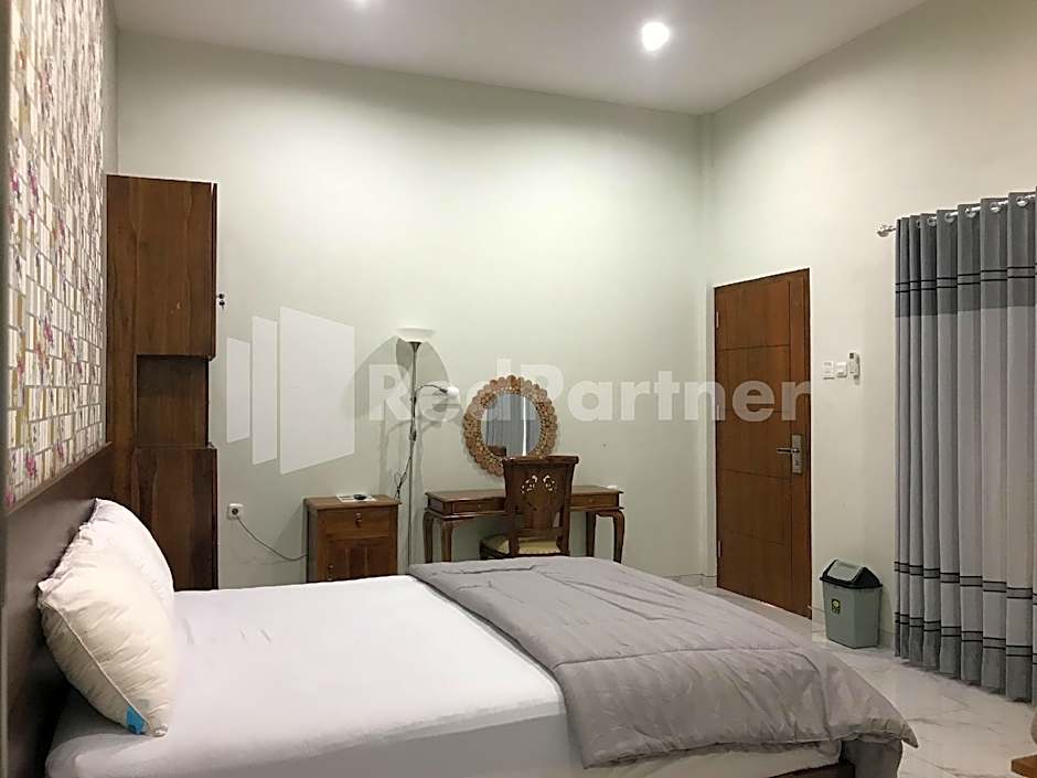 Hotel D88 Mitra RedDoorz near Santera Flower Garden