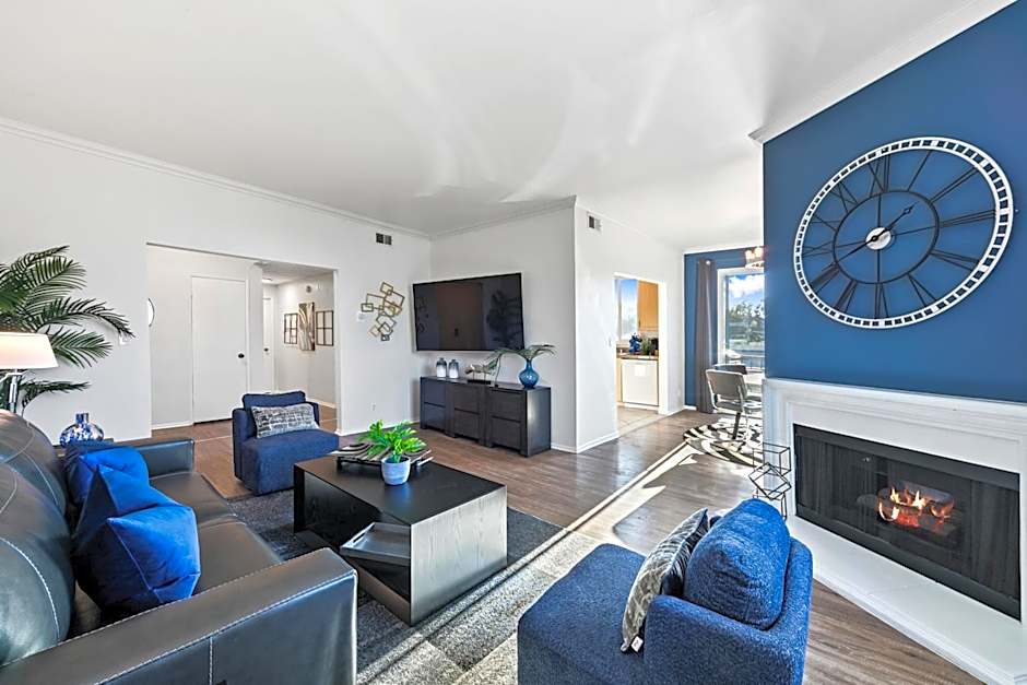 Beverly Hills Penthouse 2 BR Apt with Parking 407