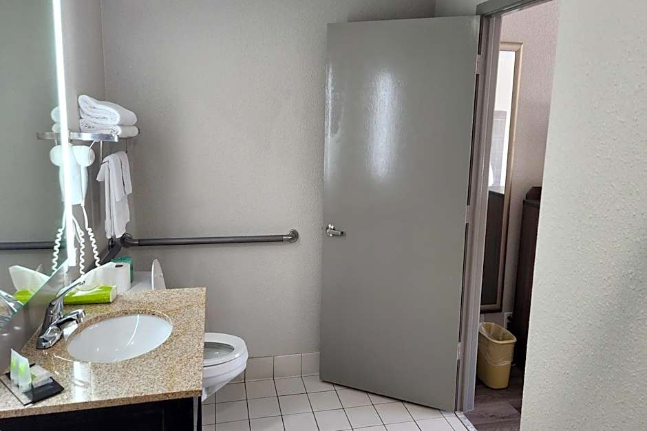 Days Inn by Wyndham Seguin TX