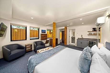 Suite with Hot Tub