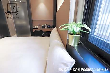 Deluxe Double Room with Bathtub