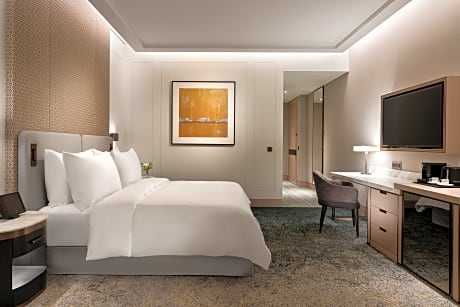 Single Club Premier Corner King Lounge Access