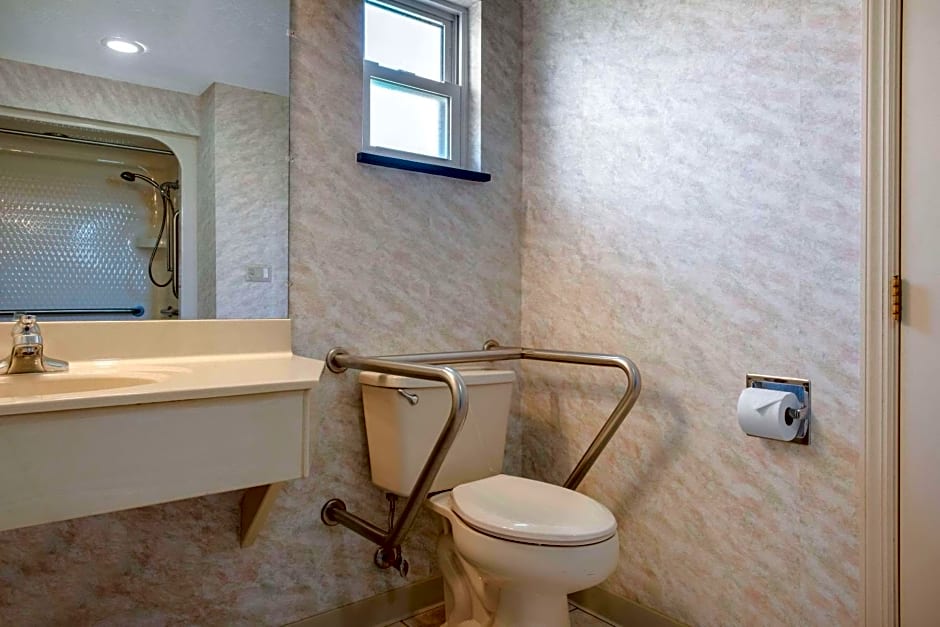 Quality Inn Breeze Manor – Breezewood, PA