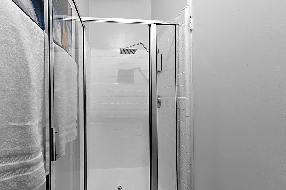 Beverly Hills Penthouse 2 BR Apt with Parking 407