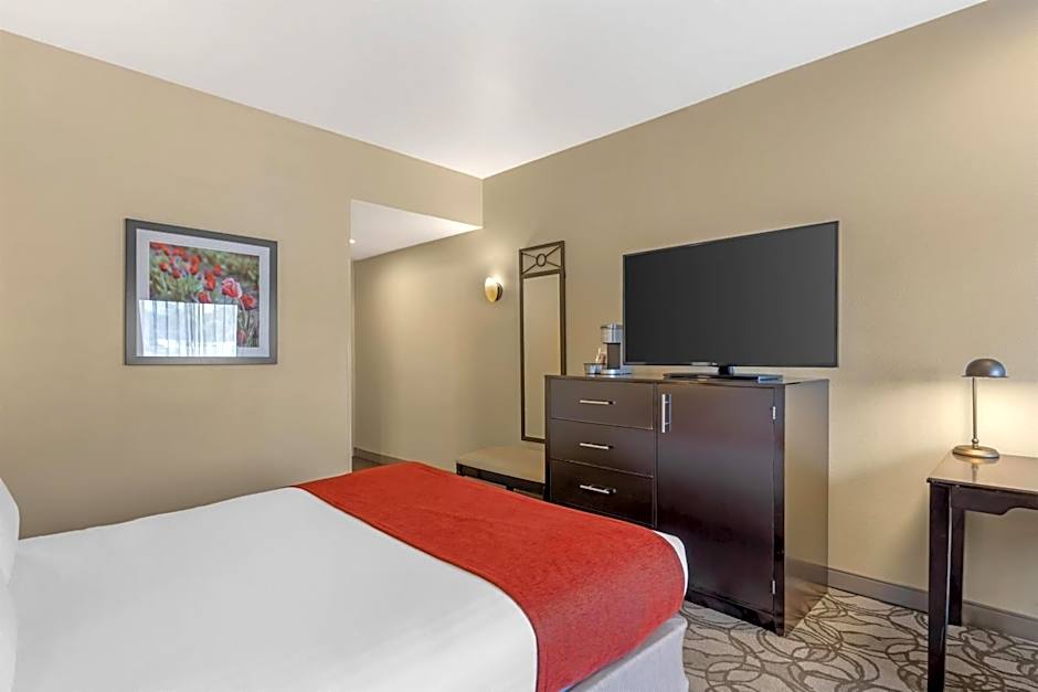 Best Western Plus Plaza By The Green