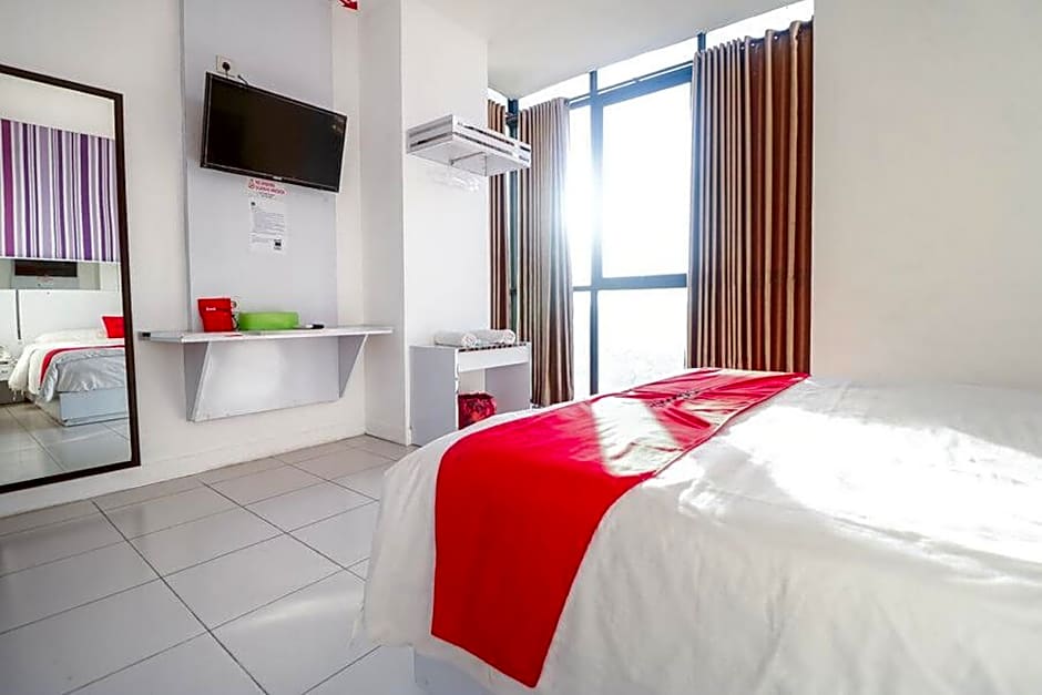 RedDoorz near Terminal Batu Ampar