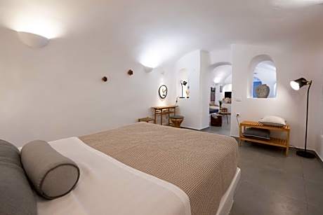 Deluxe One-Bedroom Cave Villa with Outdoor Hot Tub and Caldera View