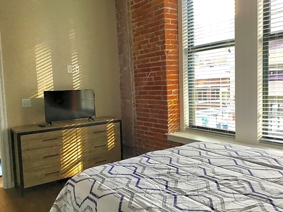 1480Sq ft 2BR 2BA LOFT Downtown KC Historic Build
