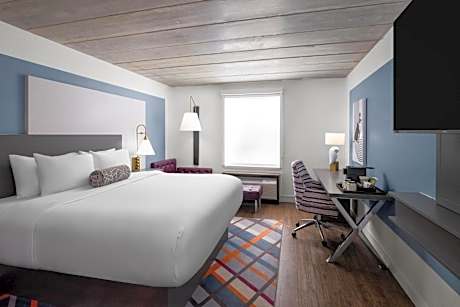 Standard King Room with Shower Bath