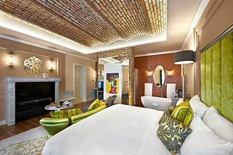 Aria Signature - Large Luxury King Room