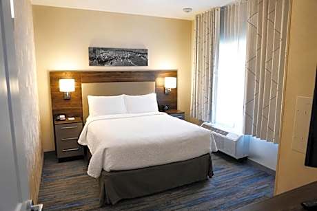 One-Bedroom Queen Suite with Sofa Bed and Adapted Tub - Mobility and Hearing Accessible