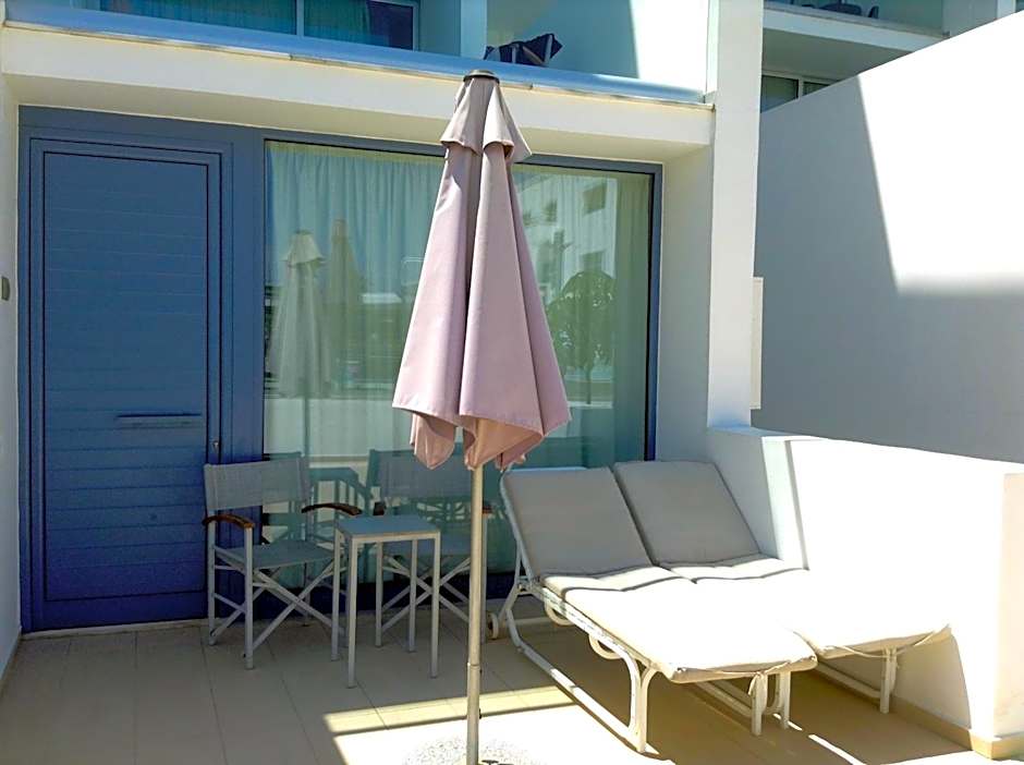 Limanaki Beach Hotel & Suites