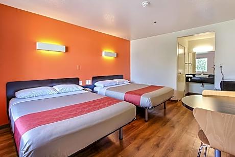 Deluxe Queen Room with Two Queen Beds - Non-Smoking