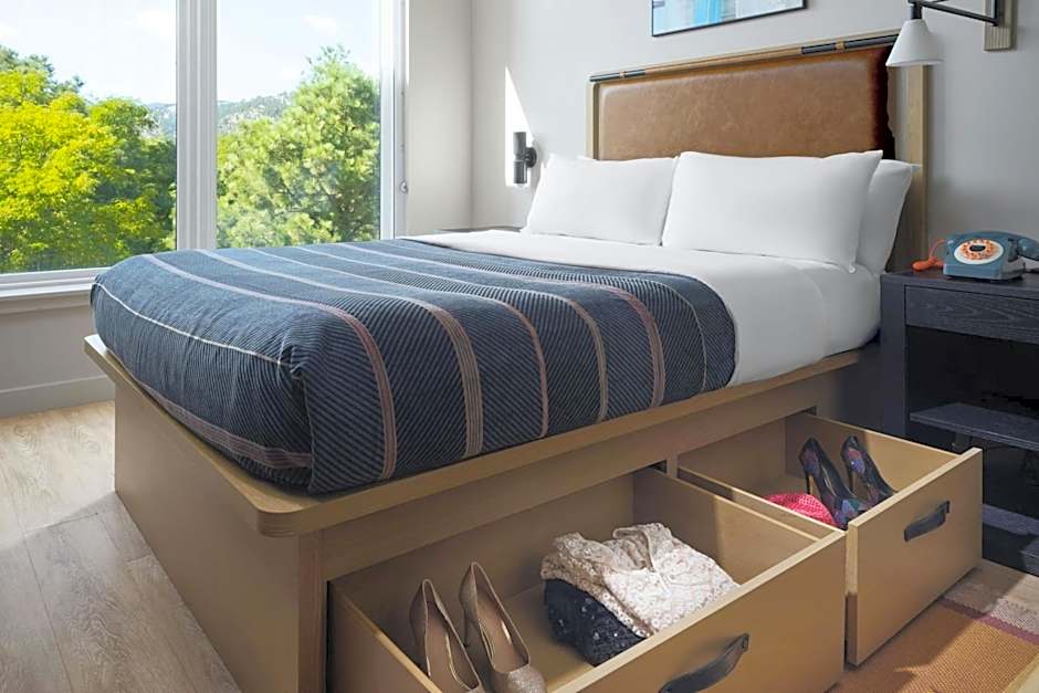 Photo 1 of 7 of 1 Queen Bed