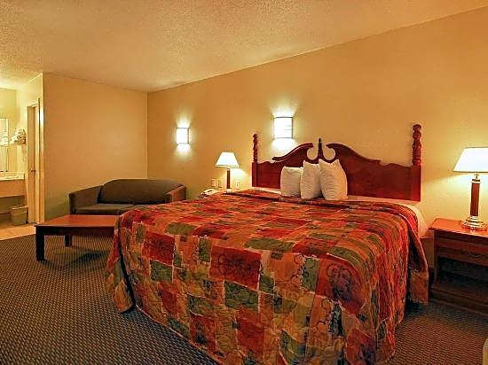 Super 6 Inn & Suites