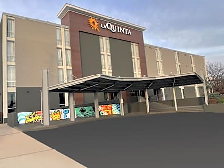 La Quinta Inn & Suites by Wyndham Tulsa Downtown - Route 66