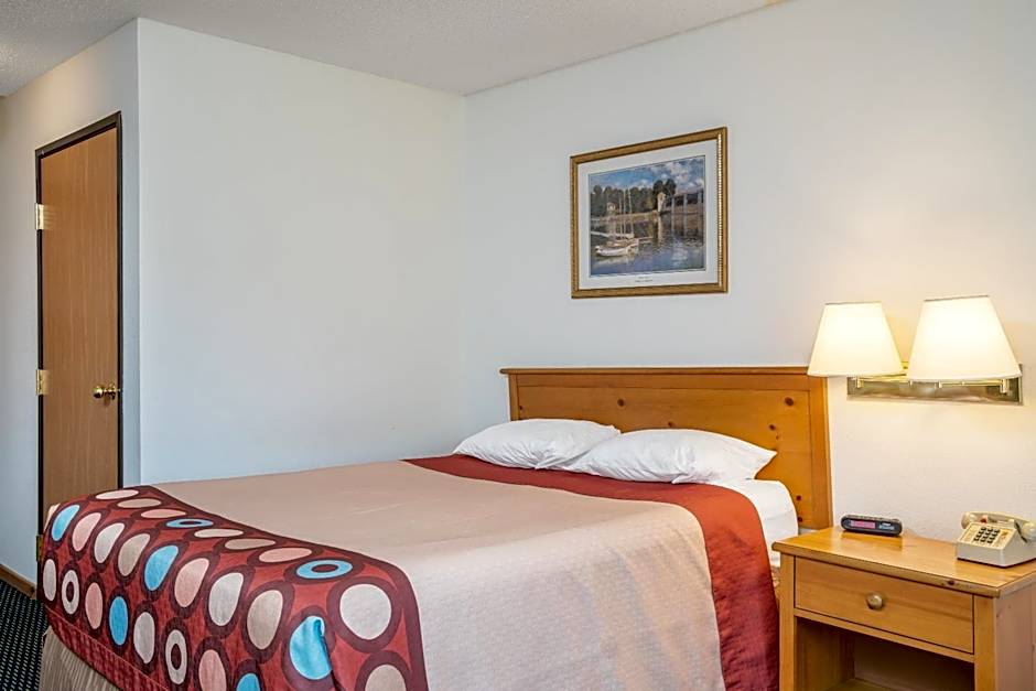 Super 8 by Wyndham Phillips
