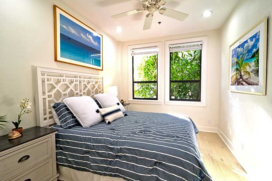 Tropical Beach Condo - Pool, Shops, 86" TV, WiFi