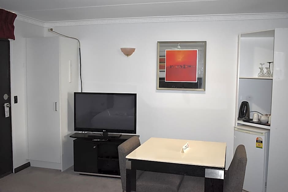 Photo 1 of 6 of 1 King Bed, Jetted Tub