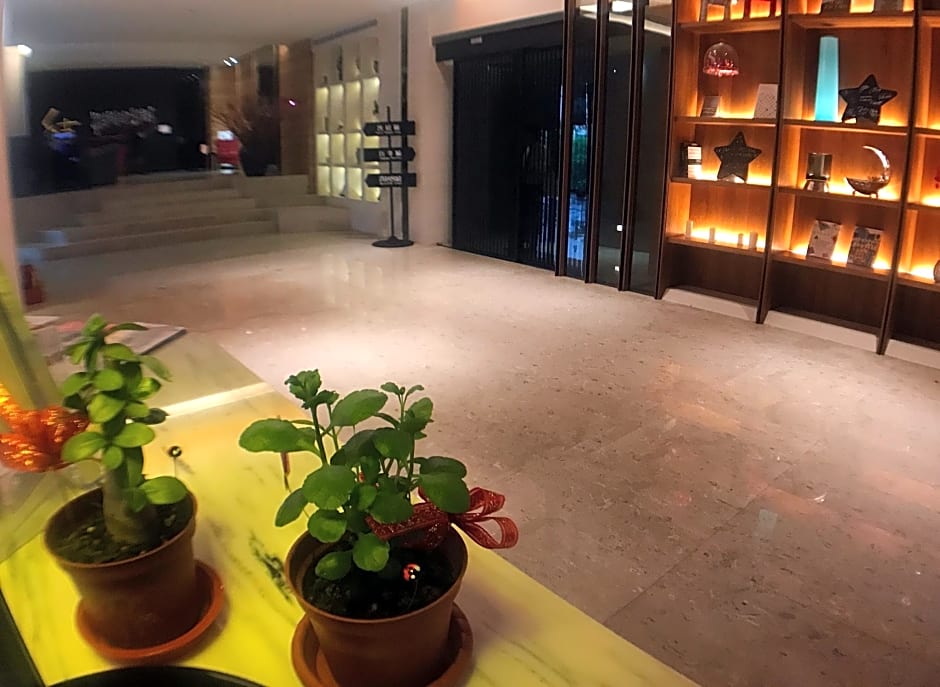 Amici Hotel Six Star Hostel