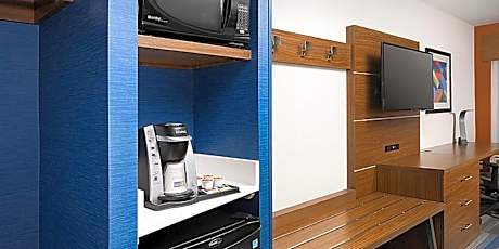 Deluxe King Room with Roll In Shower - Disability Access/Non-Smoking