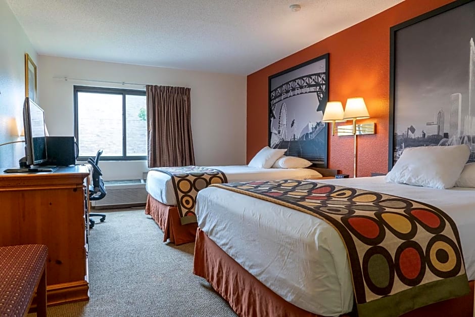 Super 8 by Wyndham Elgin