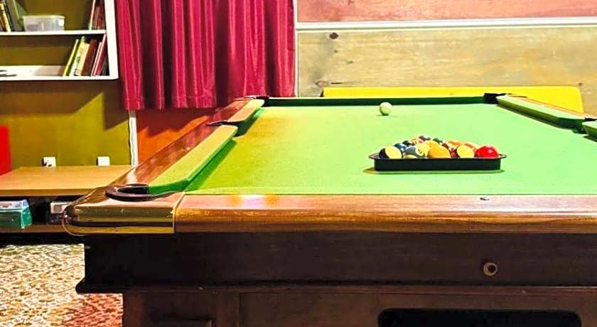 The Crossing Lodge and Backpackers