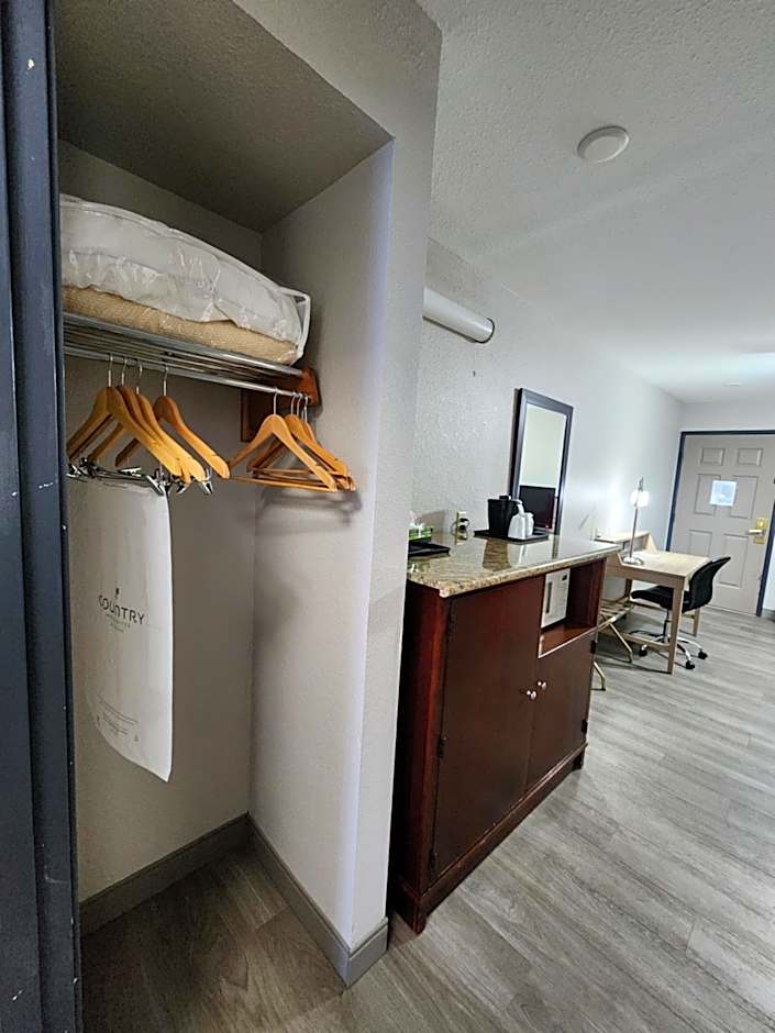 Country Inn & Suites by Radisson, Topeka West, KS