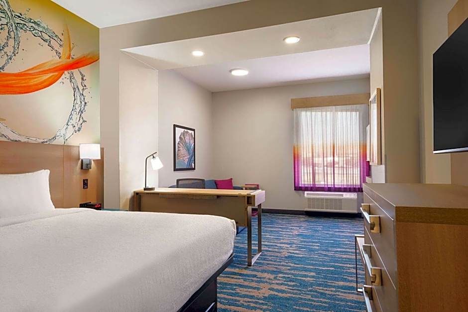 La Quinta Inn & Suites by Wyndham San Antonio Seaworld LAFB