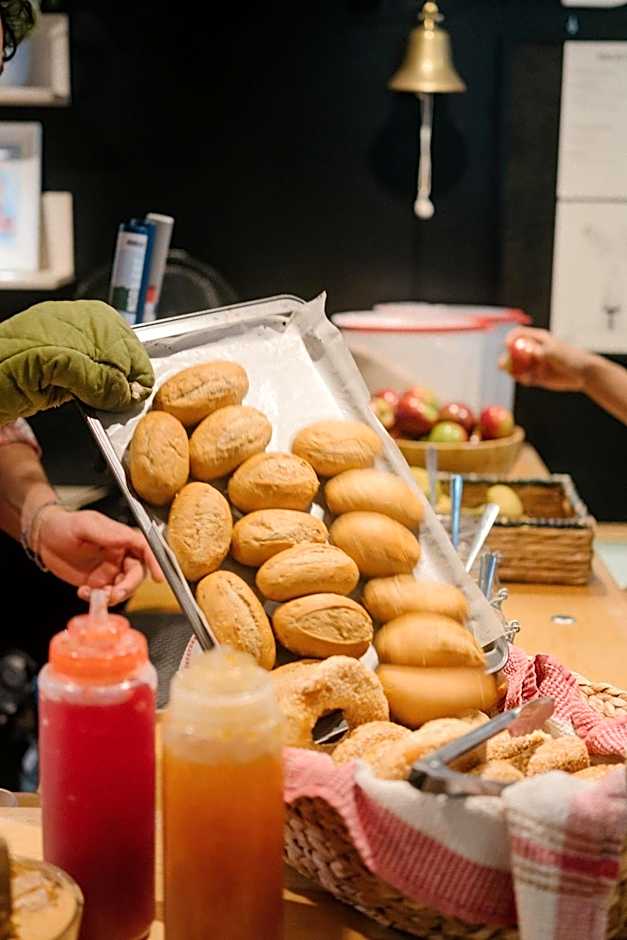 Auberge Saintlo Montreal Hostel