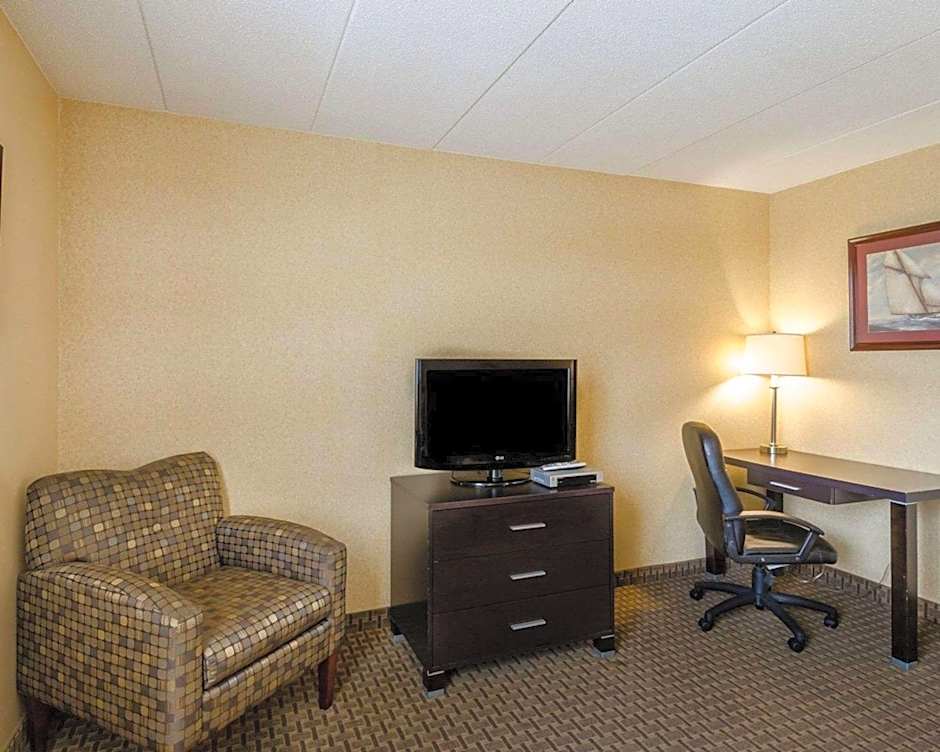 Holiday Inn Express Fall River North By IHG