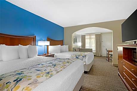 2 Queen Beds Non-Smoking Mini Suite Sofabed Microwave Fridge High Speed Internet Full Breakfast